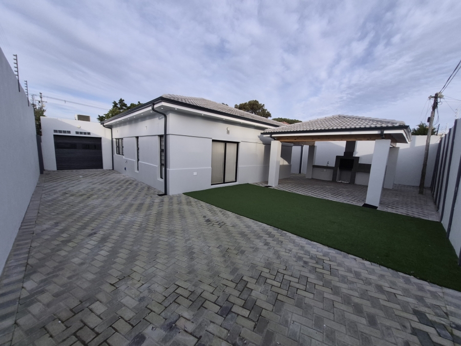 To Let 3 Bedroom Property for Rent in Crawford Western Cape